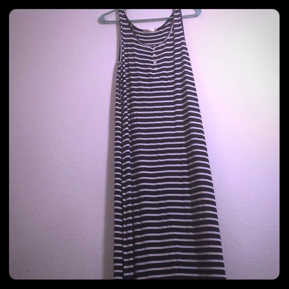 Maxi dress with cute buttons